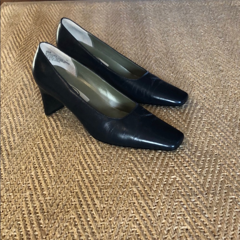 SRO navy heels